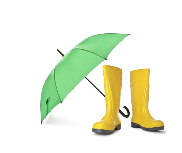 Пара жовтих дощових черевиків і зелена парасолька — стокове фото