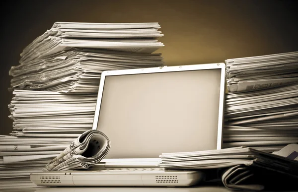 Laptop och business tidningen — Stockfoto