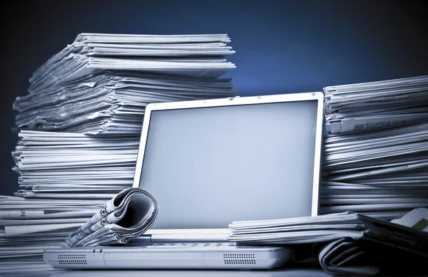 Laptop e Giornale commerciale — Foto Stock