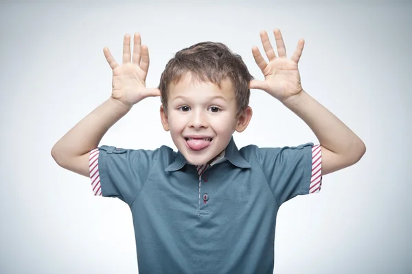 Komik suratlar yapar mutlu bir çocuk portresi — Stok fotoğraf