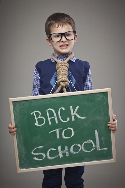 Wütender Junge, der in die Schule zurückkehrt — Stockfoto