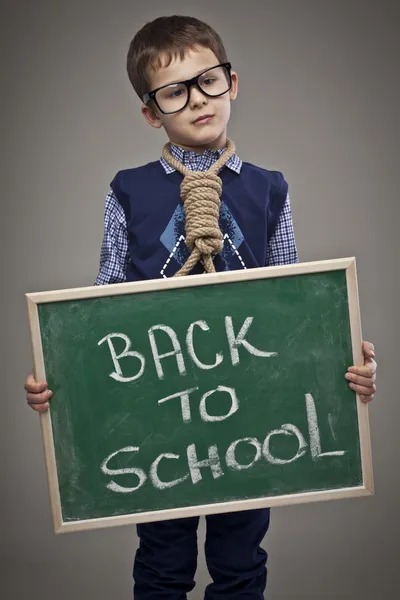 Wütender Junge, der in die Schule zurückkehrt — Stockfoto