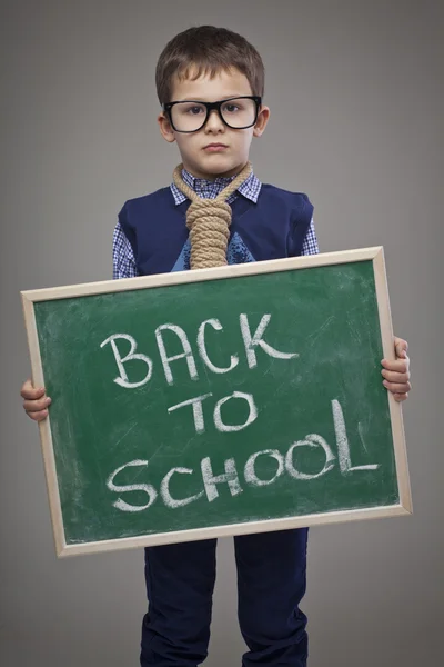 Rapaz irritado que regressa à escola — Fotografia de Stock