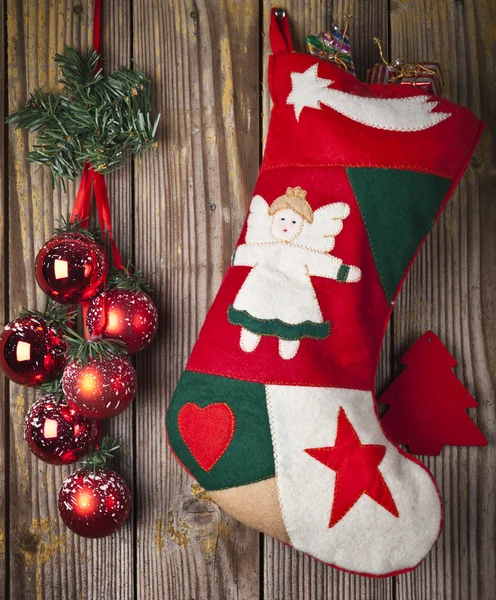 Vánoční punčocha a ornament — Stock fotografie