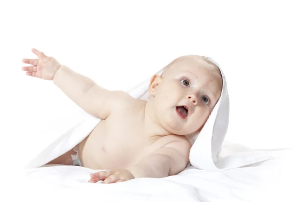 Un lindo bebé con toalla blanca —  Fotos de Stock