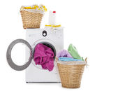 Wäschekorb und Waschmaschine