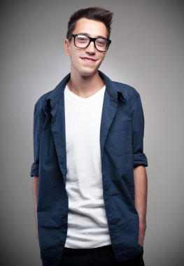 Yakışıklı genç adam.