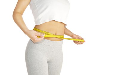 Genç fit kadınlar beline ölçmek