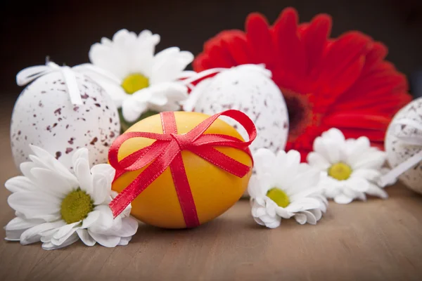 Huevo amarillo de Pascua con flores — Foto de Stock