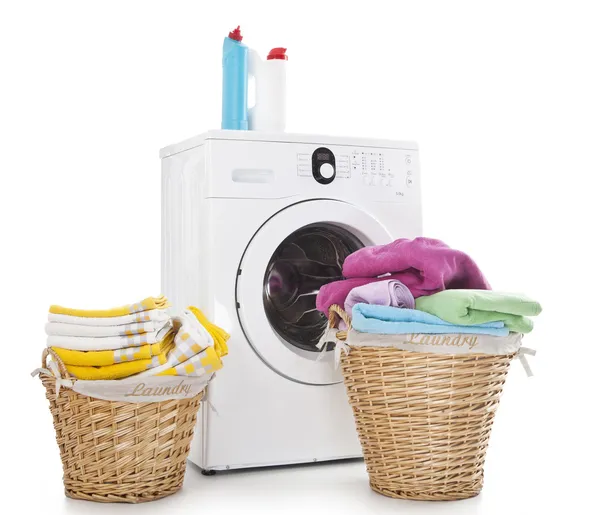Кошики для прання та пральна машина — стокове фото