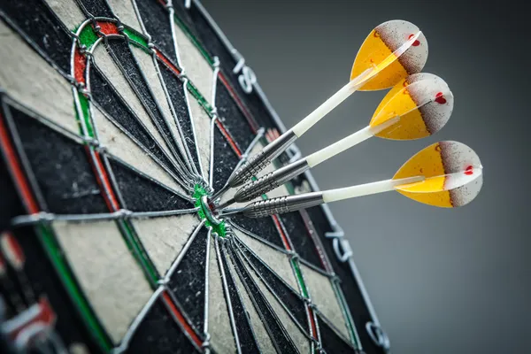 Hedef merkezde üç ok var.