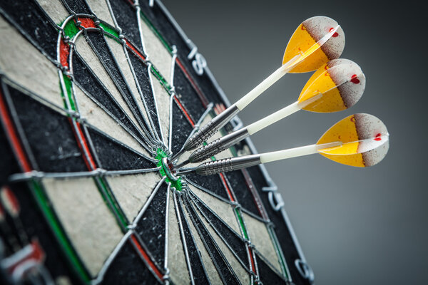 Три дротика в центре цели