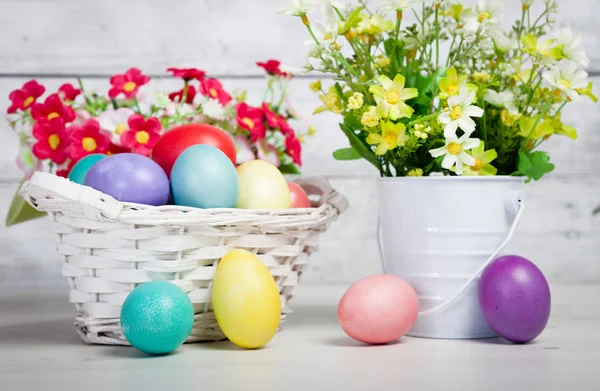 Cesta con huevos de Pascua — Foto de Stock