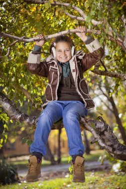Autumn Park 'ta tatlı bir kız.
