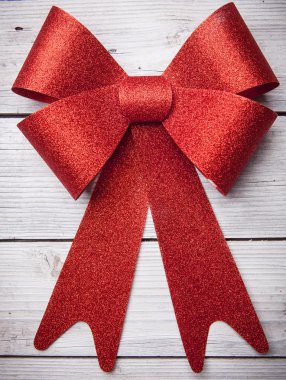 ahşap arka plan üzerinde kırmızı yay