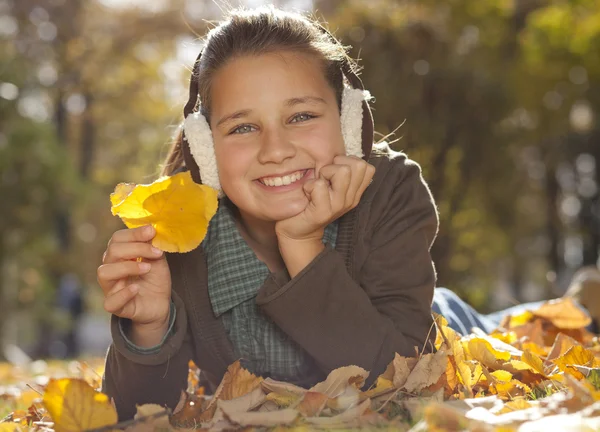 Cute Girl in autumn park — Stock Photo, Image