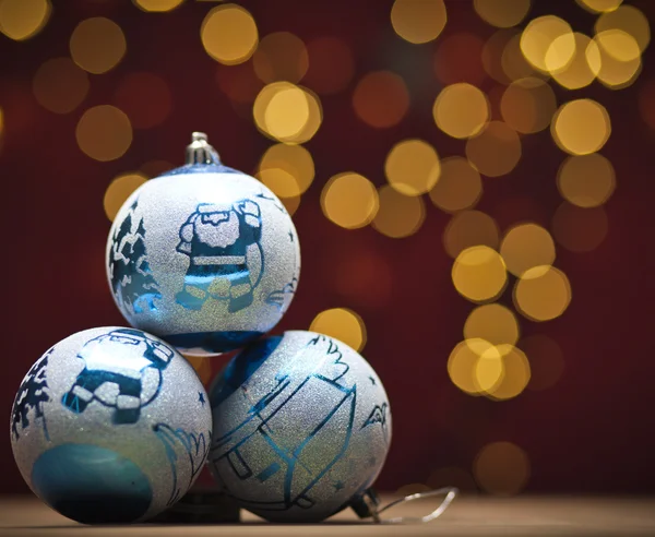 Weihnachtsdekoration mit blauer Christbaumkugel — Stockfoto