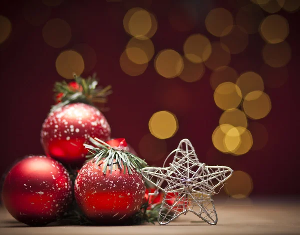 Weihnachtsdekoration mit roter Christbaumkugel — Stockfoto