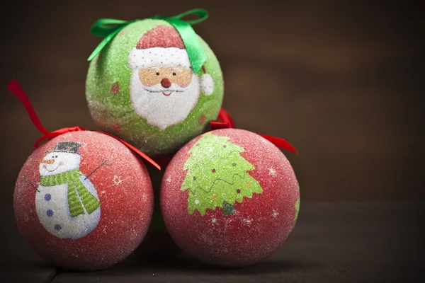 Weihnachtsdekoration mit roter und grüner Christbaumkugel — Stockfoto
