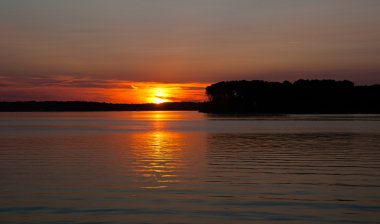 günbatımı yansıtan