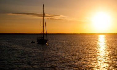Yelken batan güneşin