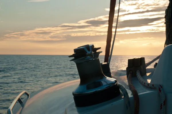 Sonnenuntergang auf einem Segelboot — Stockfoto