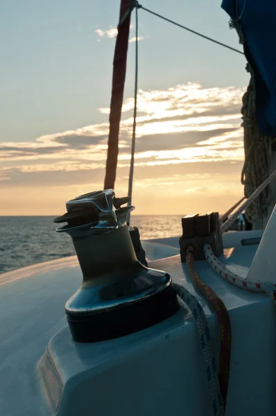 Puesta de sol en un velero —  Fotos de Stock