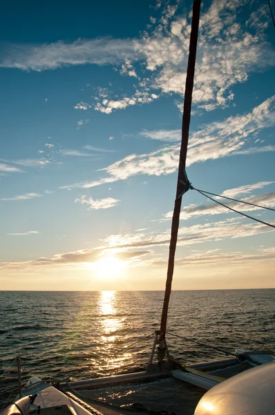 Sonnenuntergang auf einem Segelboot — Stockfoto