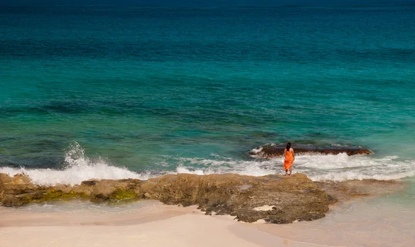 Woman at the beach — Stock Photo, Image