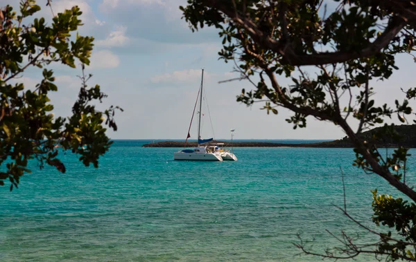 Jacht katamaran na Bahamach — Zdjęcie stockowe
