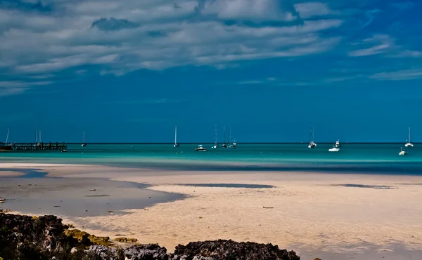 Playa en marea baja —  Fotos de Stock