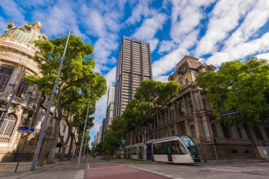 Rio de Janeiro, Brezilya - 26 Ekim 2021: Rio Branco Bulvarı 'nda modern VLT yolcu tramvayı geçiyor.