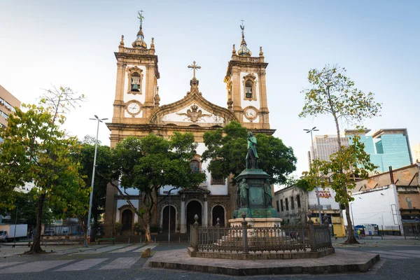 リオデジャネイロ市内中心部にある聖フランシスコ ポーラ広場同名の教会がある — ストック写真