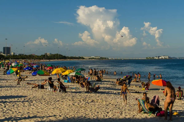 브라질 리우데자네이루 2022 사람들 플라멩 고해변에서 무더운 여름날을 즐긴다 — 스톡 사진