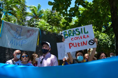 Rio de Janeiro, Brezilya - 28 Şubat 2022: Rusya 'nın Ukrayna' daki askeri eylemlerini protesto eden göstericiler.