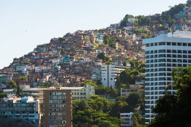 Rio de Janeiro, Brezilya 'daki Daire Binalarının üzerindeki Tepedeki Vidigal Favela' nın Evleri