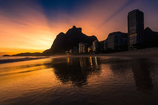 Ζεστό Ηλιοβασίλεμα Στην Άδεια Παραλία Sao Conrado Στο Ρίο Ντε — Φωτογραφία Αρχείου
