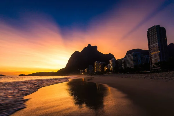 Cálido Atardecer Playa Vacía Sao Conrado Río Janeiro Con Edificios — Foto de Stock