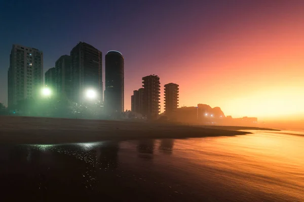 リオデジャネイロの海の前にアパートの建物と日の出のバラ ティジュカビーチ ブラジル — ストック写真