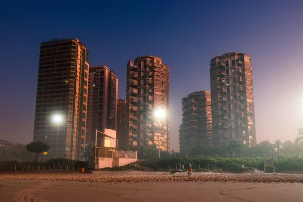巴西里约热内卢的Barra Tijuca海滩上有豪华公寓公寓和酒店大楼 — 图库照片