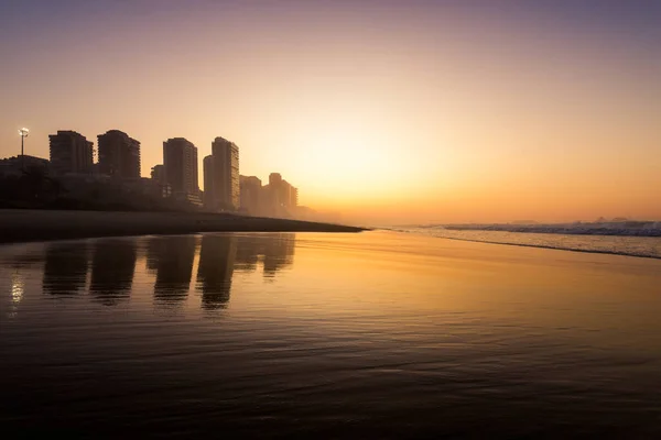 巴西里约热内卢太阳升起时的Barra Tijuca海滩 在海洋前面有公寓大楼 — 图库照片