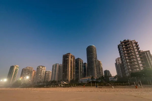 巴西里约热内卢的Barra Tijuca海滩上有豪华公寓公寓和酒店大楼 — 图库照片