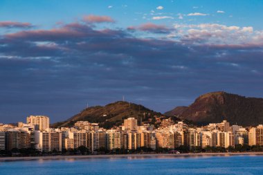 Niteroi 'de Icarai Sahili' nin önündeki binalar, Horizon 'da tepeleri olan Brezilya