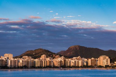 Niteroi 'de Icarai Sahili' nin önündeki binalar, Horizon 'da tepeleri olan Brezilya