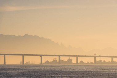 Rio-Niteroi Köprüsü Guanabara Körfezi 'ni geçiyor ve Rio de Janeiro ile Niteroi' yi birbirine bağlıyor.