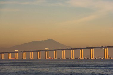 Rio-Niteroi Köprüsü Guanabara Körfezi 'ni geçiyor ve Rio de Janeiro ile Niteroi' yi birbirine bağlıyor.