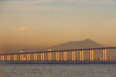 Rio-Niteroi Köprüsü Guanabara Körfezi 'ni geçiyor ve Rio de Janeiro ile Niteroi' yi birbirine bağlıyor.