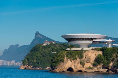 Niteroi, Brezilya - 23 Haziran 2022: Oscar Niemeyer 'in modern mimarinin başyapıtlarından biri olan Niteroi Çağdaş Sanat Müzesi, 1996 yılında inşa edildi..