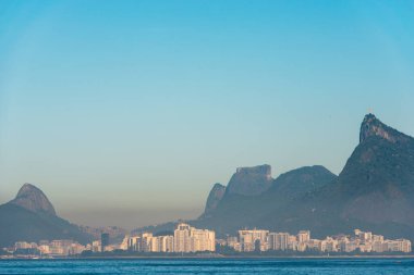 Cordovado ve Pedra da Gavea ile Rio de Janeiro Dağları manzarası
