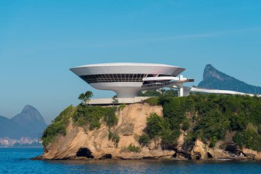 Niteroi, Brezilya - 23 Haziran 2022: Oscar Niemeyer 'in modern mimarinin başyapıtlarından biri olan Niteroi Çağdaş Sanat Müzesi, 1996 yılında inşa edildi..